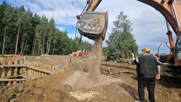 Четырехвалковый дробильный ковш-шредер на Hitachi-450